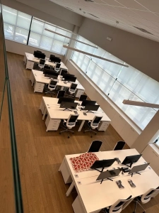 ambiente ufficio con postazioni funzionali negroni sistemi